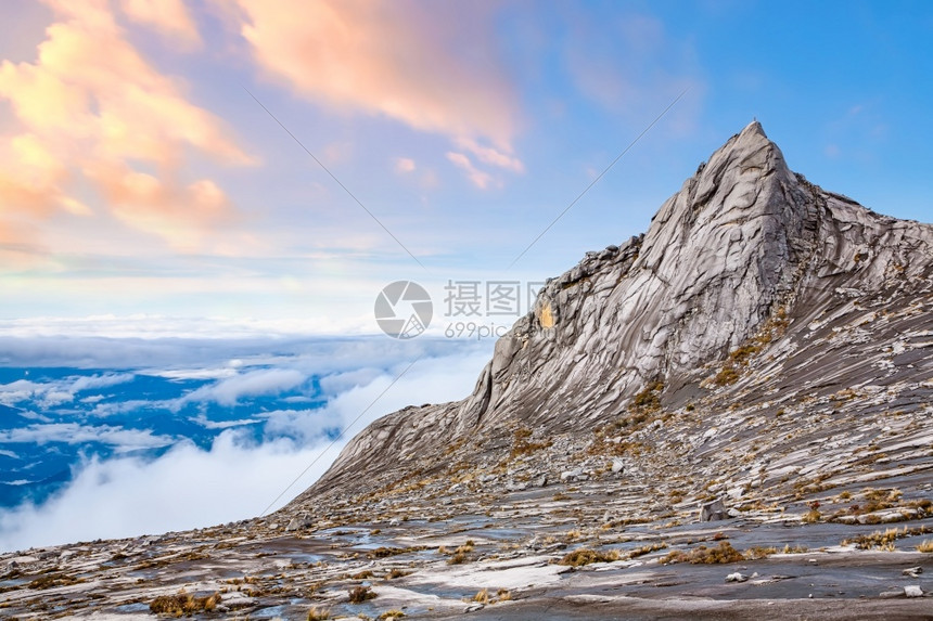 远足首脑马来西亚沙巴Kinaballu山顶的自然景观地标图片