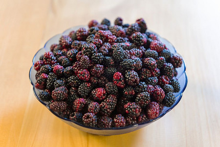覆盆子一碗野生黑莓在深红和白的阴影下从高空拍摄水果黑色的图片