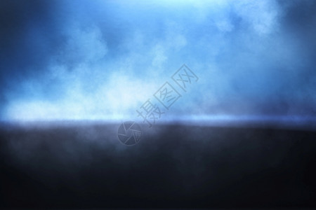 超过光滑的悬念蓝色底雾的烟文质摘要由蓝色工作室灯光点燃图片