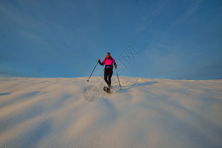 背包下山有雪鞋一个年轻女人独自一走白色的图片