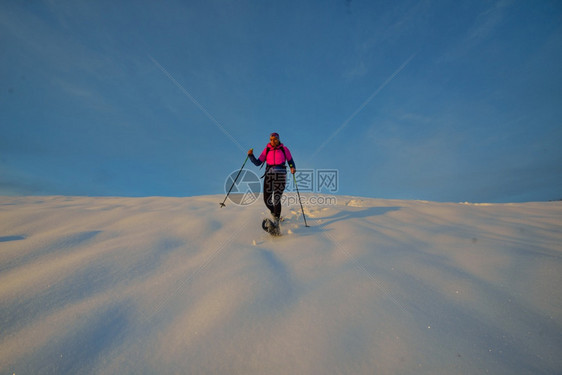 背包下山有雪鞋一个年轻女人独自一走白色的图片