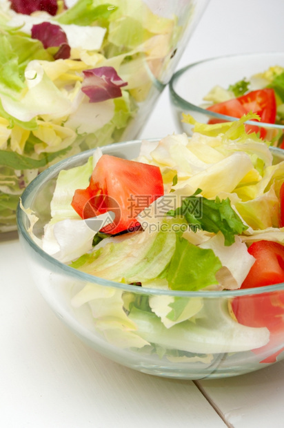 美食晚餐玻璃碗中新鲜绿色蔬菜沙拉开胃图片
