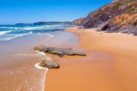 海岸菲格拉斯葡萄牙ValeFigueiras海滩上自然岩石的空中飞行海岸线图片