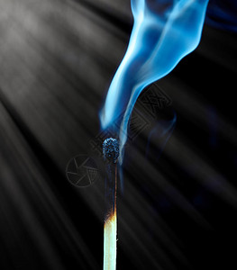 点火颜色刚推出的火柴烟特写蓝色的图片