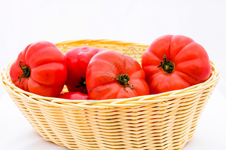 水果自然素食主义者孤立的韦杰篮子中鲜新和美味的红西番茄图片