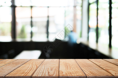 空的咖啡店餐厅背景模糊的咖啡厅面前空木板桌图像可以是摆放产品展示剪辑图片