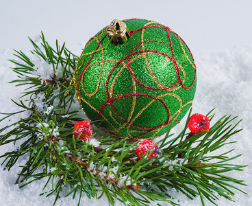 雪花冬青圣诞树枝与节日球圣诞背景绿色球和冷杉树枝在雪圣诞背景冬天图片