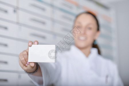 药丸医疗的军剂师显示白色的空药盒装有店货架背景图片