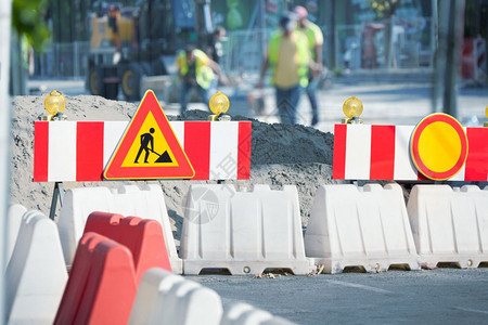 黄色的诺维科夫栅栏道路有危险标志和道路修复的防堵而道路则被阻断在城市街道上修筑路图片