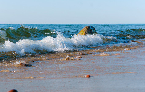 沙滩岸和沙滩波浪景图片