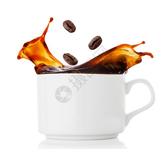 咖啡豆悬浮在咖啡杯上空图片