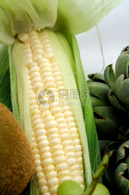 自然一只玉米耳朵口壳部分被粉碎背展示白甜玉米内部的核饮食花园图片