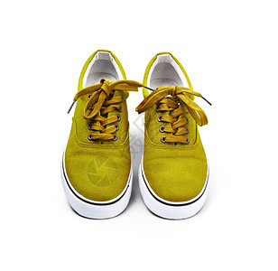 黄色的小路带扣一双黄色帆布鞋在白背景和剪切路径上被孤立图片