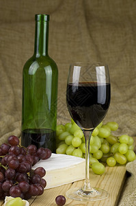 优质的传统一杯红白葡萄和棕色底的烤乳酪黑暗图片