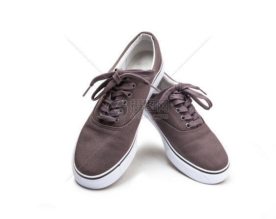 老式的橡胶一双棕色帆布鞋被白背景与剪切路径隔绝鞋类图片