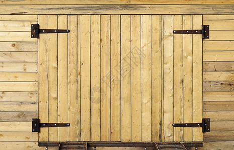 铆钉装有金属锁链的新没有油漆木制车库新门自然生锈的图片