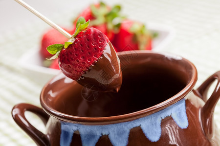 甜点牙签美味的草莓加融巧克力桌布图片