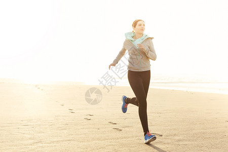 女美丽健康的人在沙滩上奔跑白种人快乐的图片