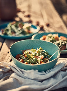 盘上新鲜蔬菜混合沙拉黄瓜健康食物图片