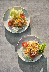 食物盘子生的上新鲜蔬菜混合沙拉图片