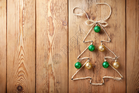 木制背景上的创意圣诞树图片