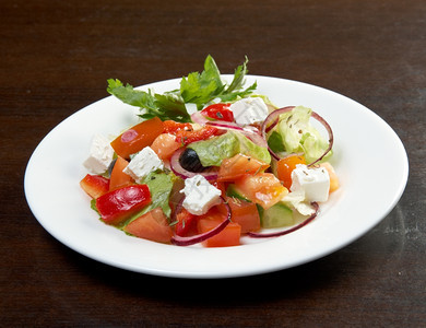 希腊地中海沙拉配有Feta奶酪橄榄和胡椒自然维他命午餐图片