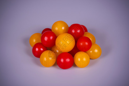 成熟一种灰色背景的黄和红樱桃番茄美食图片