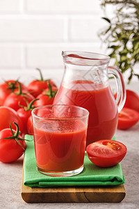 素食主义者红西番茄酒杯中美味汁红色的喝图片