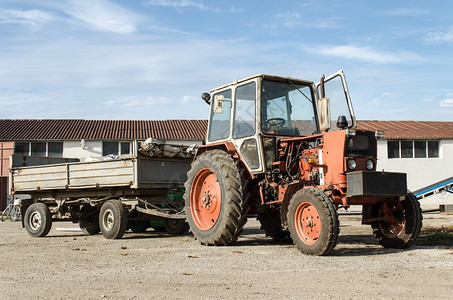 农业生锈的草旧农用拖拉机可能仍在使用但非常生锈图片