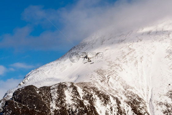 无人机和雪山图片