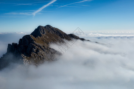 松弛全景云海之上奥比阿尔卑斯山的本谷图片