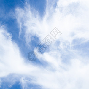 云在天空中漂浮云在天空中飘散气白色的颜图片