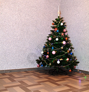 闪亮的新年树在空房间的角落问候空图片
