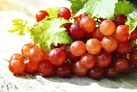 健康食物新鲜的葡萄和木架上叶子图片