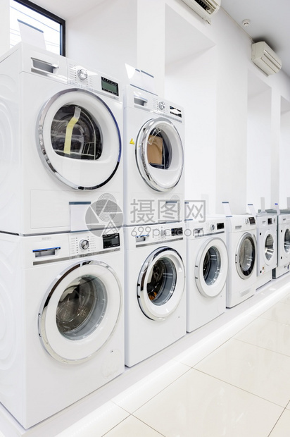 国内的洗衣机烘干和家用电器设备在家具商店洗脸巾的中安装家庭陈列室图片