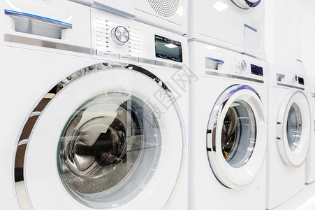 洗衣机烘干和家用电器设备在家具商店洗脸巾的中安装国内的排捣碎图片