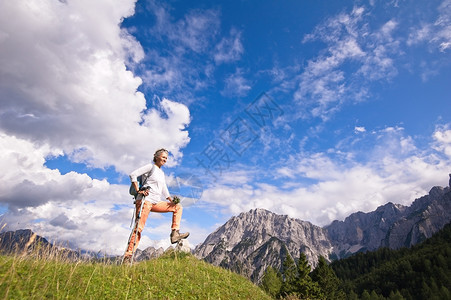 徒步旅行探险户外在自然漫步期间站着放松一下的人在大自然登山期间人们站在户外休息假期常设图片