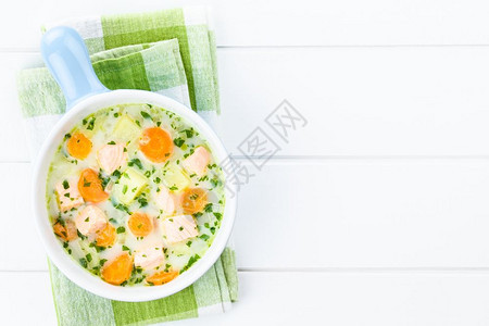 高架最佳新鲜自制奶油鲑鱼土豆和碗中的胡萝卜汤用侧边的复制空间拍下头部的照片选择焦点关注热汤蔬菜图片