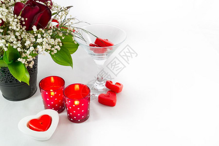 象征婚姻花束由情人节玫瑰花和心形蜡烛组成白色背景有右复写空间在白幕上图片