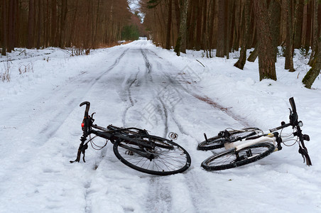 天气两辆自行车在雪地里两辆自行车在冬天的森林里两辆自行车在冬天的森林里两辆自行车在雪地里胖的自然图片