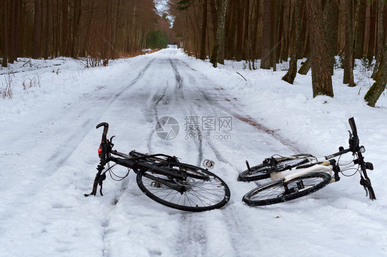 天气两辆自行车在雪地里两辆自行车在冬天的森林里两辆自行车在冬天的森林里两辆自行车在雪地里胖的自然图片