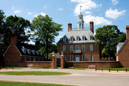殖民威廉斯堡的总督宫弗吉尼亚州A砖有院子的殖民地大楼和托马斯杰斐逊的前家结构体一种屋图片