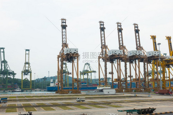 忙碌的马来西亚新加坡国际市运输业国际公司在新加坡市的起重车货运船情况商业图片