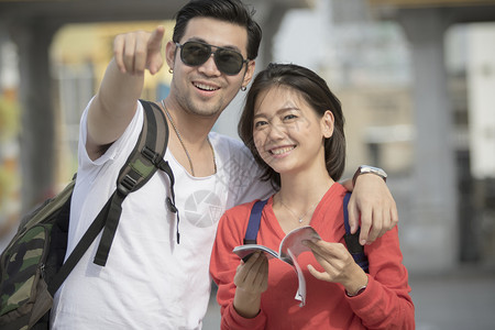年轻亚洲人的背包男女快乐旅游目地吸引人女图片