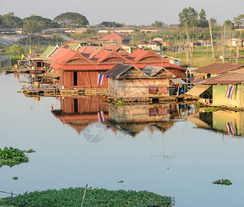 旅行泰国UthaiThani的浮动房屋村庄家图片