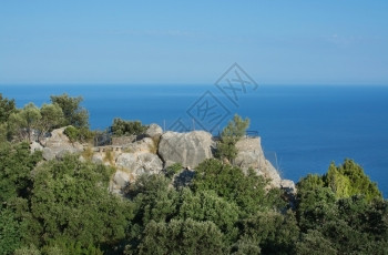 岛屿绿色景观7月在西班牙巴利阿里群岛马洛卡Mallorca西地平线的蓝色中海洋观测点图片