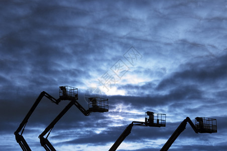 工具制作日落时的黑暗工业景色与阴云的天空提升图片