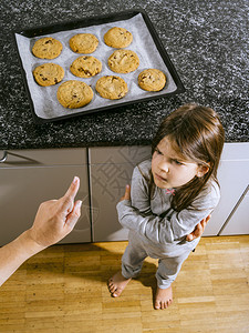 孩子童年一位轻女孩因为母亲告诉她不能从烘烤盘里得到巧克力饼干而生气的照片美国著名摇滚歌手芯片背景