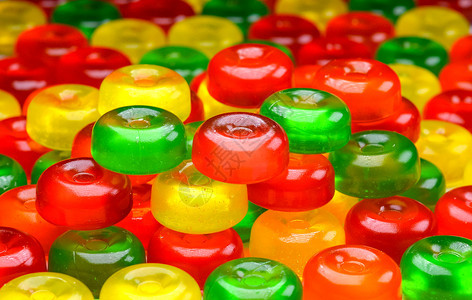 孩子颜色糖果背景关闭侧边视图彩色绿红和黄甜食糖盒背景圆圈图片