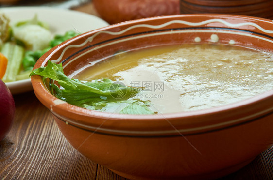 蓝色的豌豆自制EtesuppePea汤或瓜豆挪威烹饪传统菜类顶视图片